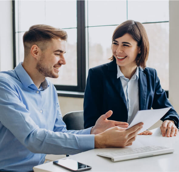 Imagen de dos ejecutivos conversando alegremente en un ambiente laboral